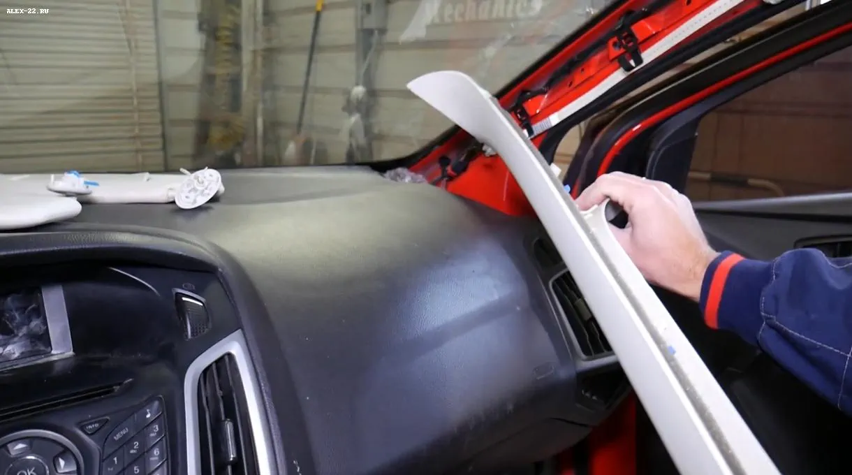 форд фокус 3 снятая накладка передней стойки ветрового стекла