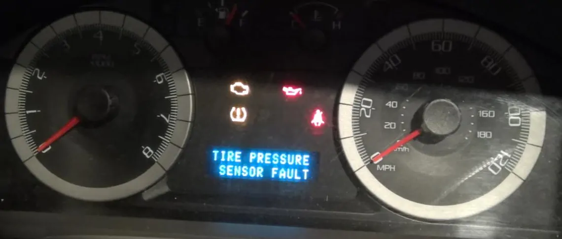 ford escape горит tpms