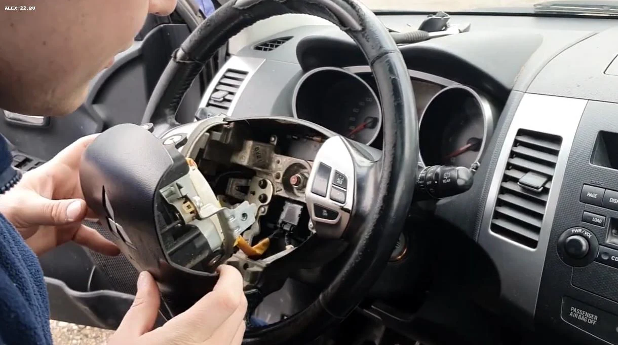 lancer outlander remove driver airbag, снятие подушки безопасности водителя 